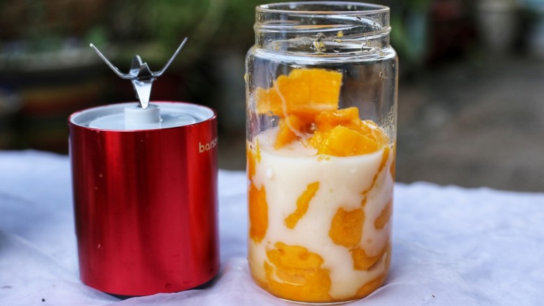 美食丨芒果牛奶汁 让宝宝舔杯的饮品～,芒果和牛奶约占杯体的2/3。