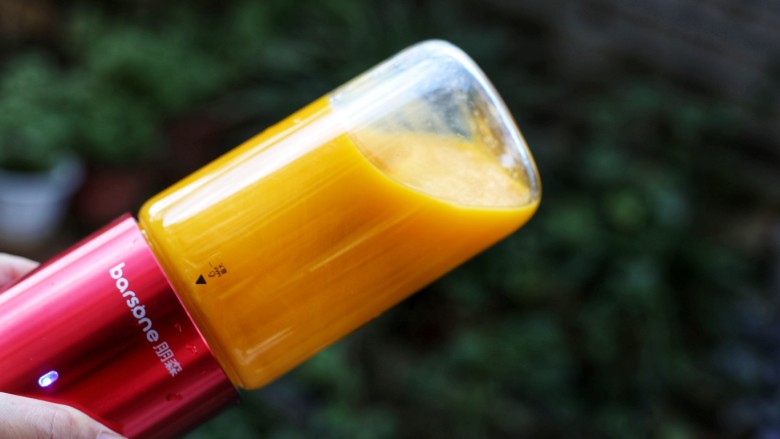 美食丨芒果牛奶汁 让宝宝舔杯的饮品～,芒果和牛奶约占杯体的2/3。