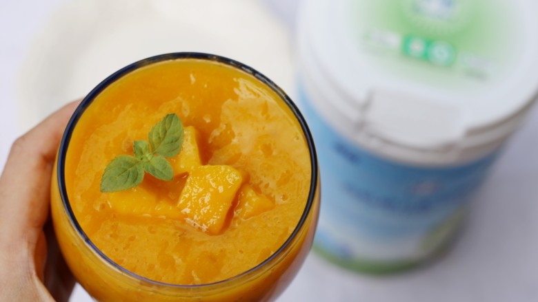 美食丨芒果牛奶汁 让宝宝舔杯的饮品～,香浓鲜甜的芒果牛奶新鲜出炉了，最后将预留的芒果放在杯上，加一小颗薄荷点缀。趁新鲜喝吧。
