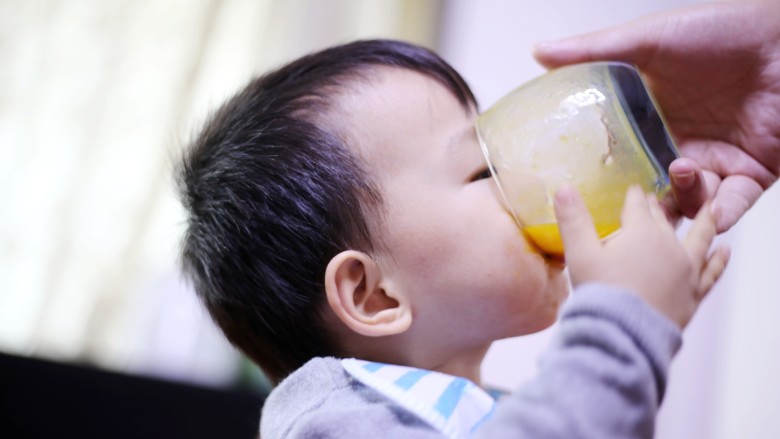 美食丨芒果牛奶汁 让宝宝舔杯的饮品～,宝宝根本不够喝，一会儿就见底了。