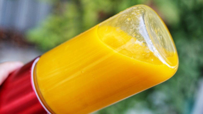 美食丨芒果牛奶汁 让宝宝舔杯的饮品～,在果汁机中打两次，这样打出来的饮品更细腻。