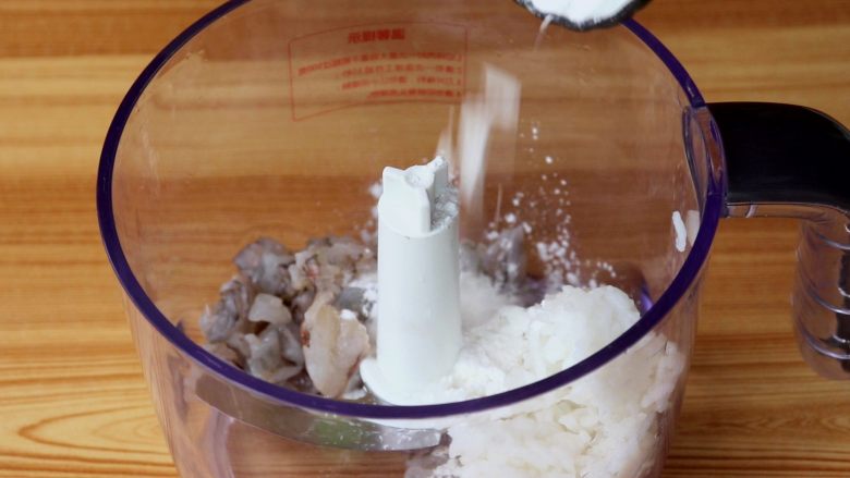 自制虾圈,去好腥的虾肉放入绞肉杯中,依次倒入熟米饭,<a style='color:red;display:inline-block;' href='/shicai/ 512'>玉米淀粉</a>