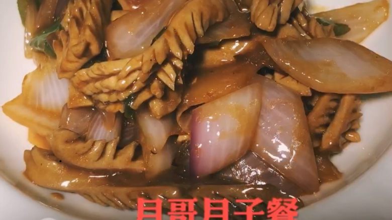 爆炒腰花
,出锅,淋少许麻油!爆炒腰花做好了!
适宜阶段:产后第二周推荐
功效:有助于补肾壮膝,猪腰是血红素铁的来源,同时搭配富含维生素C的彩椒,两者搭配更好的促进铁的吸收,有助于改善贫血!
成菜特点:入口滑嫩,芡汁滋润!
注意:猪腰在改刀,腌制,快炒都是重要细节,要好好把握哦!
ˆ😊ˆˆ😊ˆˆ😊ˆˆ😊ˆˆ😊ˆˆ😊ˆˆ😊ˆˆ😊ˆ
我是月子餐营养师月哥,欢迎有月子餐问题留言月哥,共同学习!