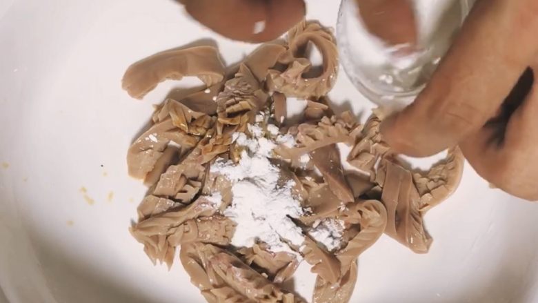 爆炒腰花
,腌制,少许糖,料酒,淀粉油抓匀,不要加盐哦,这样猪腰会失水口感变老,炒的时候会出水