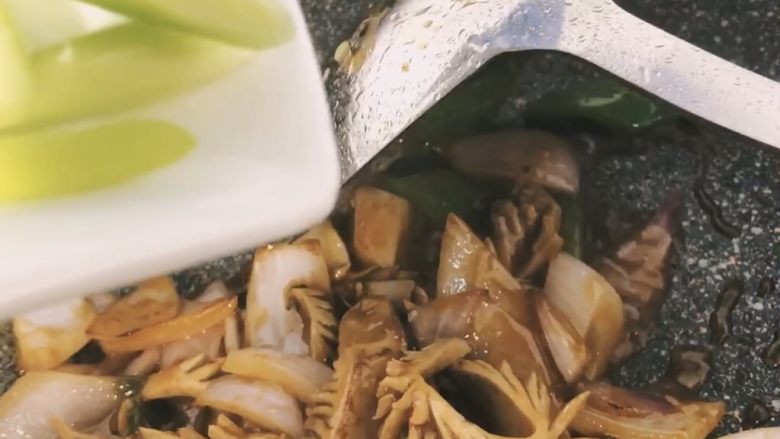 爆炒腰花
,翻匀,下小葱段