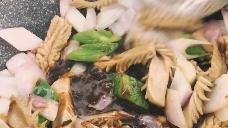爆炒腰花
,下入猪腰,淋入碗芡