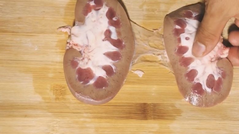 爆炒腰花
,猪腰从中间劈开,要买带白色膜的新鲜,颜色是鲜红,有弹性为好!