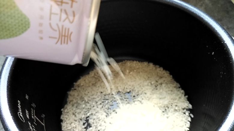风味什锦炒饭,淘米:只需要洗一次就好了,千万不要反复搓洗,优质的大米没那么脏,反复搓洗会造成大米营养流失,特别是表面的维生素B族元素。我用的这款米几乎是去皮后8小时内直接充氮罐装的,非常新鲜,几乎是免淘洗的。
淘米水不要扔掉,一会儿我们可以用来洗菜,非常好的天然清洗剂。