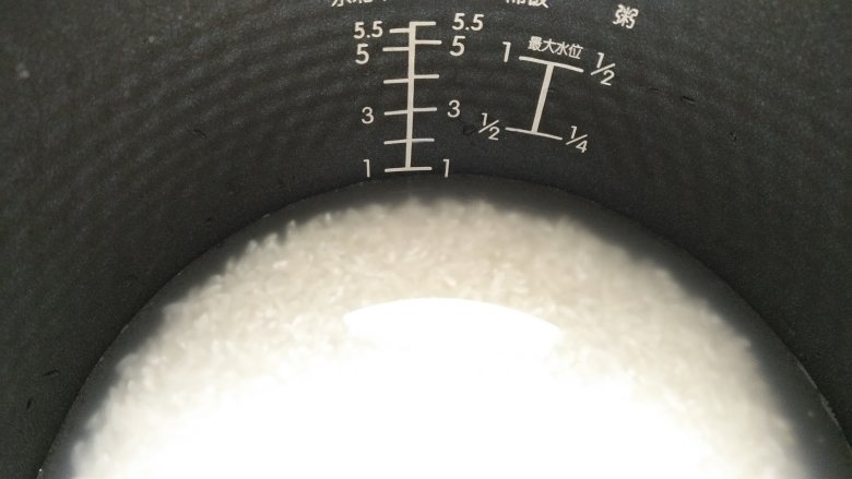 风味什锦炒饭,米水比例:要想做出好吃的米饭,颗粒分明,水米比例是关键。当然不同种类的米水米比例略有不同,有的米吸水性强些,有的弱些。这里以长粒香为例,普通米一般是米水比例1:1.2,也就是一个食指关节放入水里刚好接触到大米。长粒香米、泰国香米、糙米之类的油性比较小的米,吸水性强,需要稍多一些水。一般电饭煲上会有刻度,也可以做个参考。做炒饭的饭要比平时的米饭要硬一些,米粒清爽不粘连的比较好吃,所以水千万别放多了,否则粘成一坨的口感会很差,所以我用了不到1:1的水量。
泡米:要使大米充分的吸收水分,焖好的饭才颗粒饱满,颗颗香甜,开始焖饭前大米要在水里浸泡20-30分钟后,电饭锅按下煮饭键,开始煮饭。