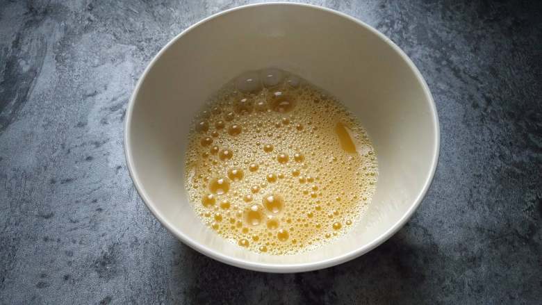 风味什锦炒饭,<a style='color:red;display:inline-block;' href='/shicai/ 9'>鸡蛋</a>放入料酒、盐打散