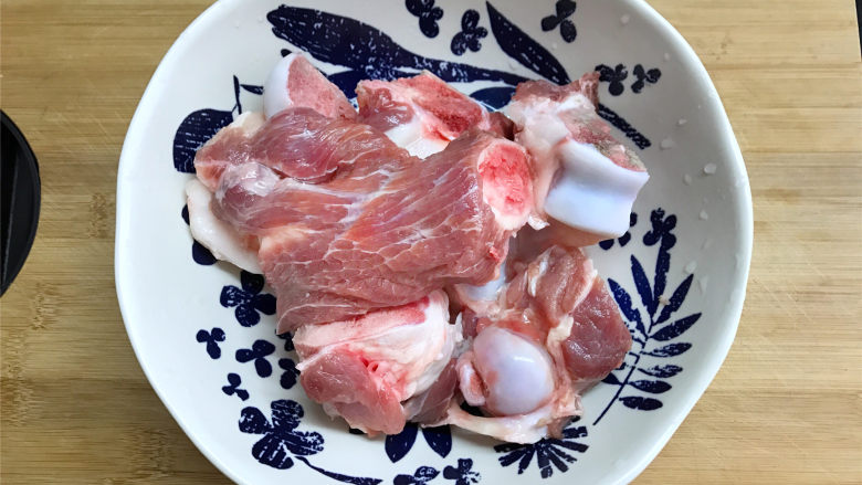 筒骨芋艿菜粥,把买回来的筒骨清洗干净。