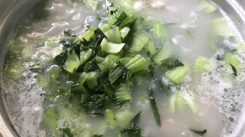筒骨芋艿菜粥,最后放入炒过的青菜,拌匀后即可。