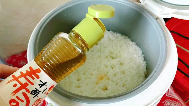 鸡肉寿司,<a style='color:red;display:inline-block;' href='/shicai/ 507'>米饭</a>煮熟后，趁热加入适量<a style='color:red;display:inline-block;' href='/shicai/ 4734'>寿司醋</a>。