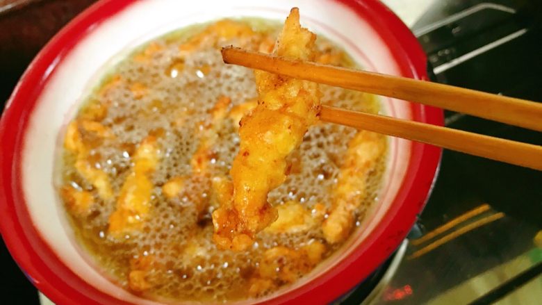 鸡肉寿司,炸至金黄色全部捞出。