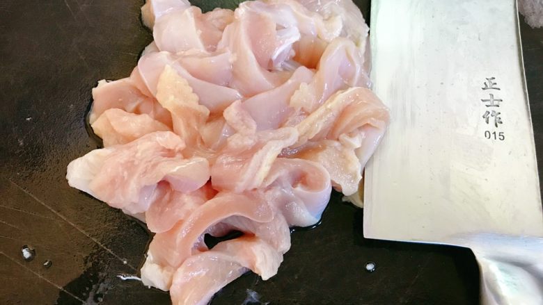 鸡肉寿司,鸡胸肉切长条状。