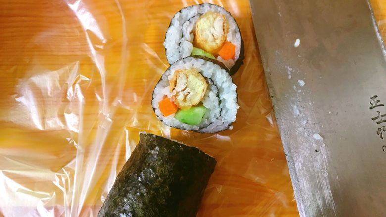 鸡肉寿司,再切块。