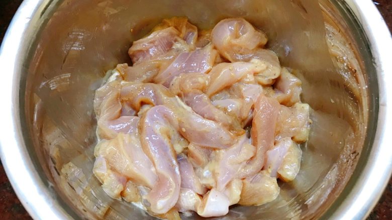 鸡肉寿司,抓匀腌制半小时。