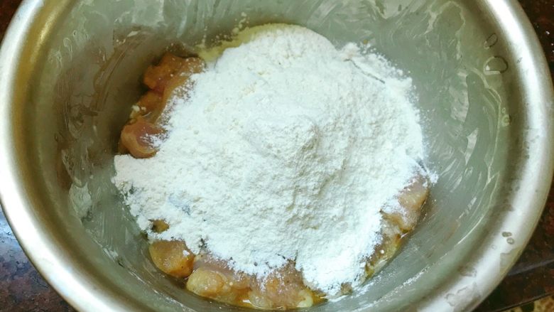 鸡肉寿司,腌制后,倒入适量炸粉。