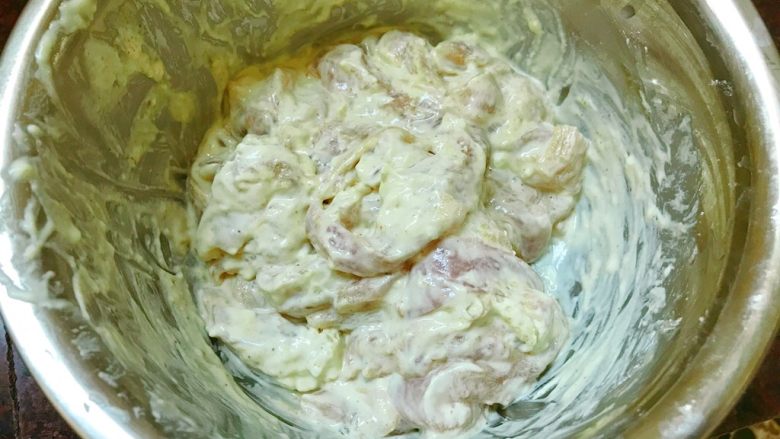 鸡肉寿司,抓匀成粘状。