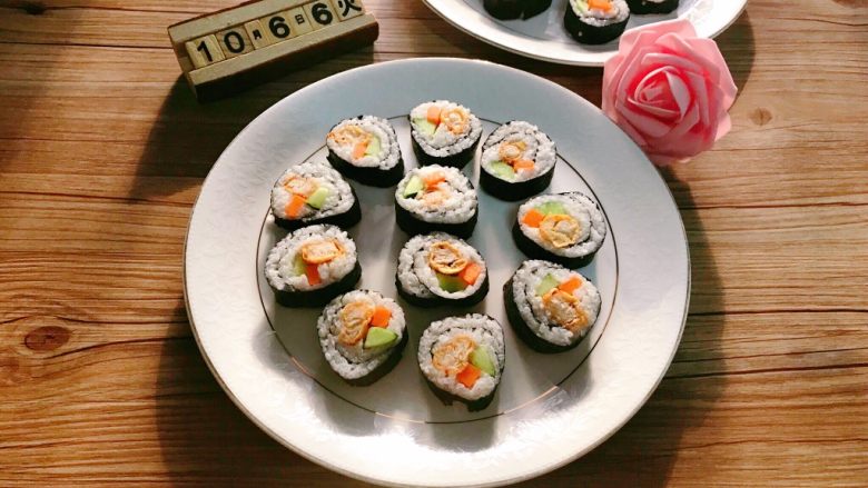 鸡肉寿司,成品。粘酱油或番茄酱吃都可以。