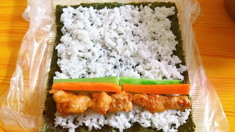鸡肉寿司,摆上鸡肉和黄瓜、胡萝卜。