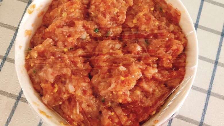 三文鱼猪肉玉米肠-1周以上宝宝手指辅食,包上保鲜膜,放入冰箱冷藏2小时,使其更加入味、去腥。
