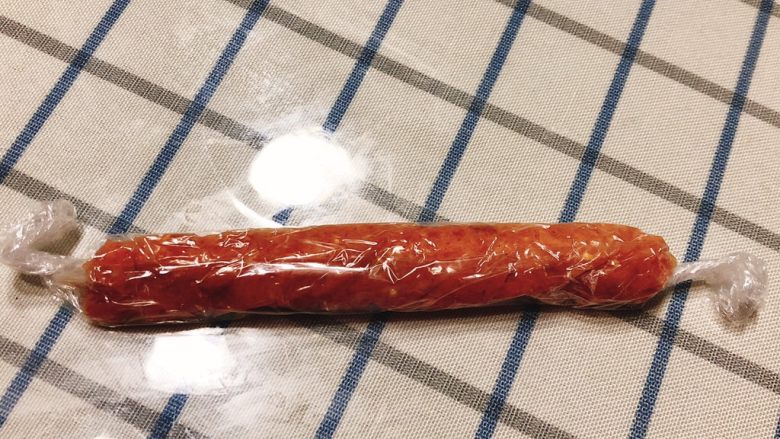 三文鱼猪肉玉米肠-1周以上宝宝手指辅食,将保鲜袋卷起包裹着香肠肉,左右开口拧紧密封。