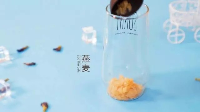 天空之城,准备一个杯子,放入2勺燕麦。