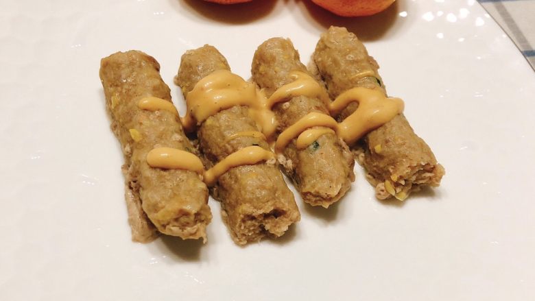 三文鱼猪肉玉米肠-1周以上宝宝手指辅食,大人吃可以挤上沙拉酱,更加美味。小宝宝直接吃,大一点的宝宝可以挤上儿童沙拉酱或者酸奶,味道十分好。