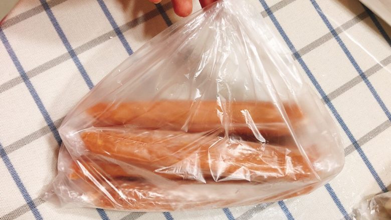 三文鱼猪肉玉米肠-1周以上宝宝手指辅食,冻好后从碗里取出,装在保鲜袋中冷冻,不占冰箱位置。