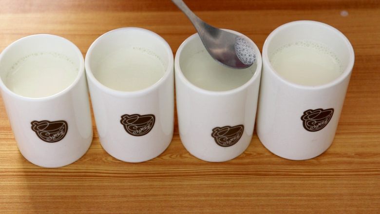 自制酸奶,小勺子撇去泡沫
tips:这样出来的酸奶表面光滑