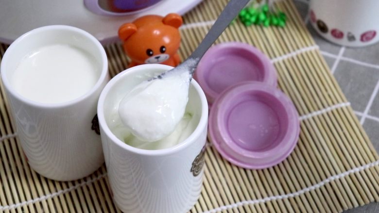 自制酸奶,酸奶冷藏后口味更佳,但是给宝宝吃,不建议从冷藏拿出来立马就给宝宝吃,可以室温放置十几分钟,再给宝宝进食。