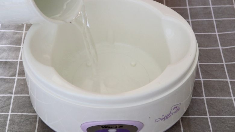 自制酸奶,酸奶机中加入少量的冷水
tips:冬天气温低,可以在酸奶机加温水,一般水温在40—45度,也就是我们手指触碰会有一些烫的感觉
