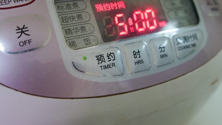 四红薏米粥,通常都是前一天晚上预约上,尽量在早上4-5点做好,在电饭锅内再闷1-2小时,这样薏米和红豆会更软一下。早起就可以直接吃了。