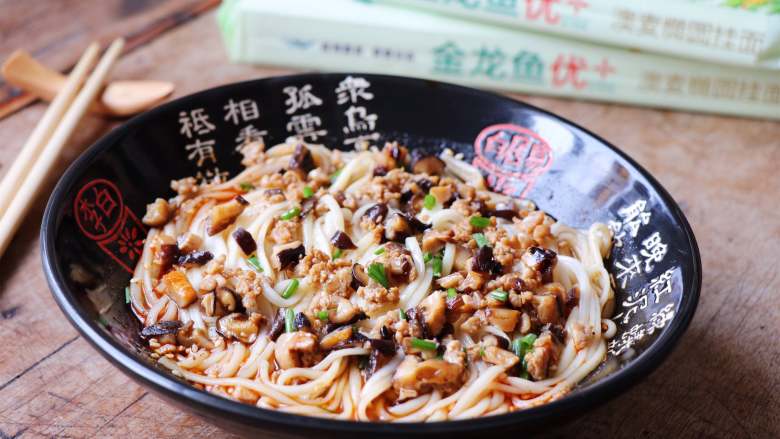 香菇肉臊子酸汤面