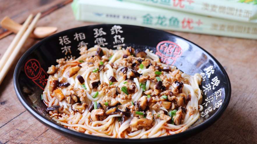香菇肉臊子酸汤面