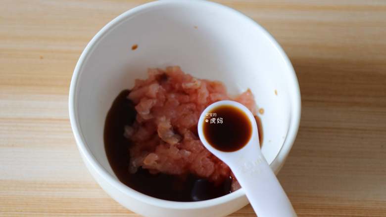 香菇肉臊子酸汤面,<a style='color:red;display:inline-block;' href='/shicai/ 414'>猪肉</a>洗净剁成肉糜，加入2g<a style='color:red;display:inline-block;' href='/shicai/ 768'>香醋</a>、5g<a style='color:red;display:inline-block;' href='/shicai/ 788'>生抽</a>抓匀腌制半小时以上；