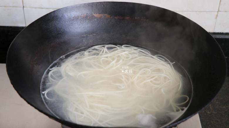 香菇肉臊子酸汤面,另起一锅放入适量水和盐煮面,期间可加入2-3次冷水,这样煮出的面条会更加劲道;