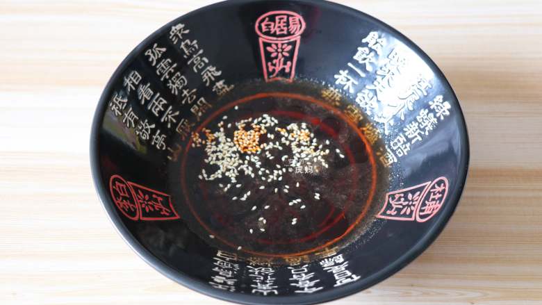 香菇肉臊子酸汤面,再撒少许<a style='color:red;display:inline-block;' href='/shicai/ 141911'>熟白芝麻</a>搅拌均匀;