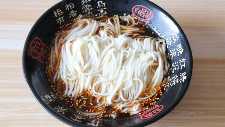 香菇肉臊子酸汤面,捞出面条放入酸汤里;