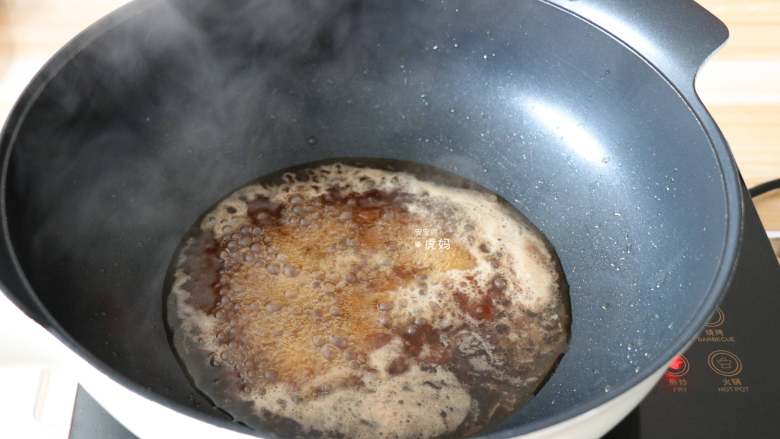 香菇肉臊子酸汤面,步骤5的香醋生抽混合物倒入热锅中,再加入适量热开水小火熬煮5分钟左右;