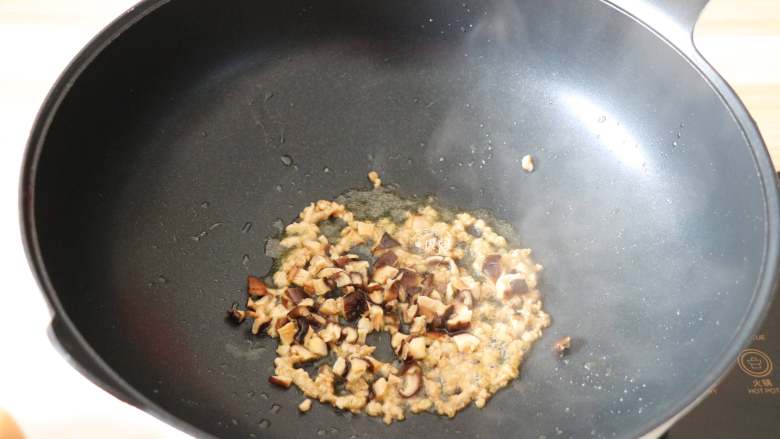 香菇肉臊子酸汤面,热锅后倒入适量菜油,将腌制好的肉糜倒进去翻炒至变色后再倒入香菇丁一起炒熟盛出备用;