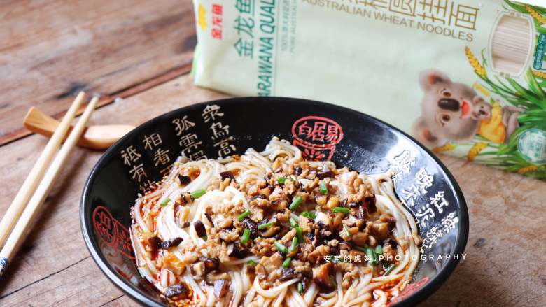 香菇肉臊子酸汤面,成品,汤鲜味美酸辣开胃。