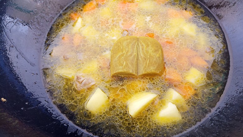 秒杀外卖的咖喱牛肉饭,锅里加水,再加入咖喱块儿。