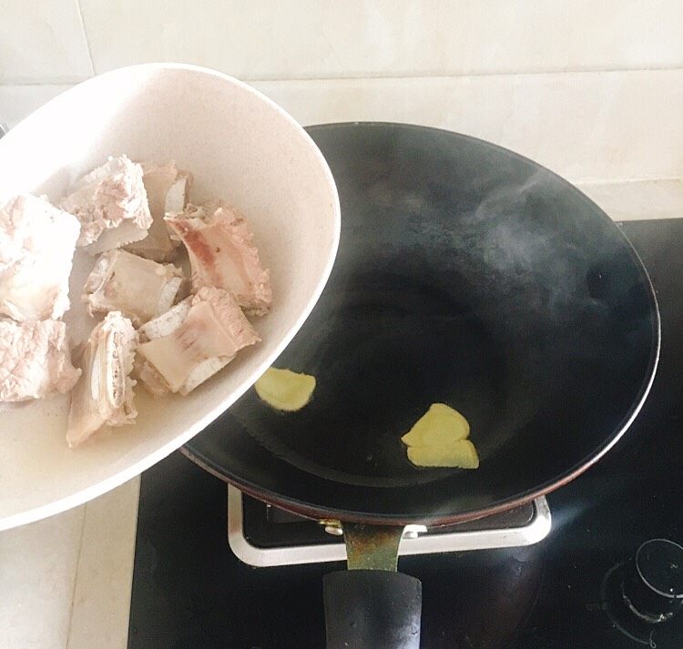 糖醋排骨
,掏出下油锅炸，锅内放姜。健康饮食，少油哈，如果排骨肥，油就再少点。
