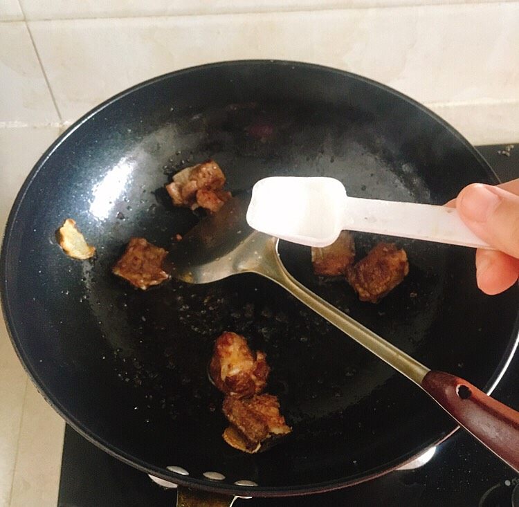 糖醋排骨
,放盐，<a style='color:red;display:inline-block;' href='/shicai/ 788'>生抽</a>，<a style='color:red;display:inline-block;' href='/shicai/ 762'>老抽</a>，醋
