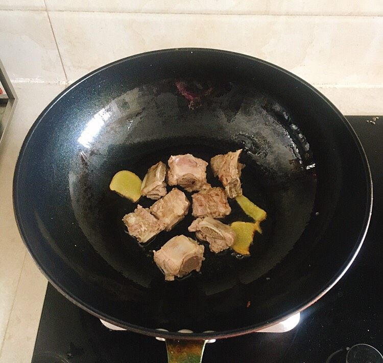 糖醋排骨
,炸至两面金黄
