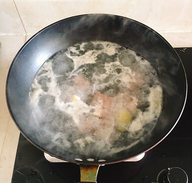 糖醋排骨
,因为我一个吃，所以只煮了8块排骨，然后过水，放<a style='color:red;display:inline-block;' href='/shicai/ 718'>料酒</a>，<a style='color:red;display:inline-block;' href='/shicai/ 2800'>生姜</a>。
