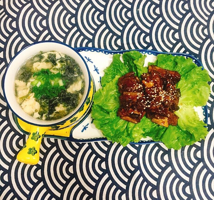 糖醋排骨
,装盘，完美。旁边是紫菜蛋花汤。