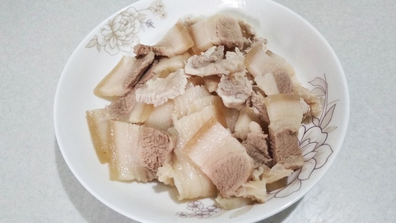 甜椒木耳回锅肉,<a style='color:red;display:inline-block;' href='/shicai/ 940'>肥肉</a>放冷水锅中煮30分钟后,冷却切片。